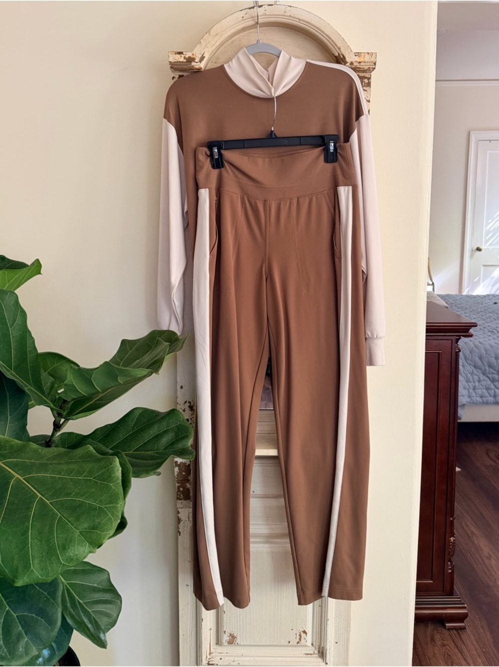 Athleta Venice Brown/Cream Colorblock Set- size Small